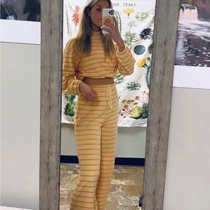 Adorable 2 piece stripe set size small.